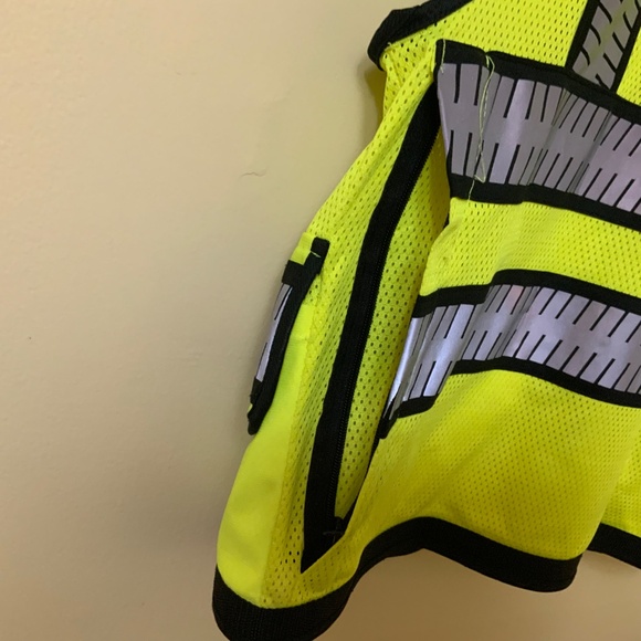 Delta Airlines Employee Reflective Safety Vest Size M (by DeWALT) - Picture 8 of 8